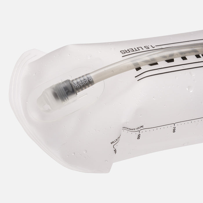 color:Clear||seo:Detail Shot of Quick Release Hose attached to NATHAN 1.5 Liter BPA-Free Hydration Bladder