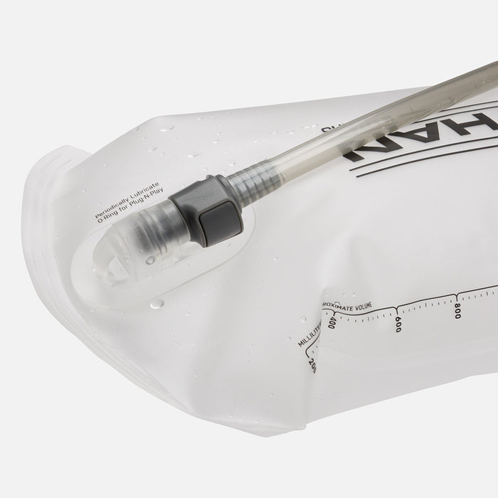 color:Clear||seo:Detail Shot of Quick Release Hose attached to Nathan 2.0 Liter Hydration Bladder
