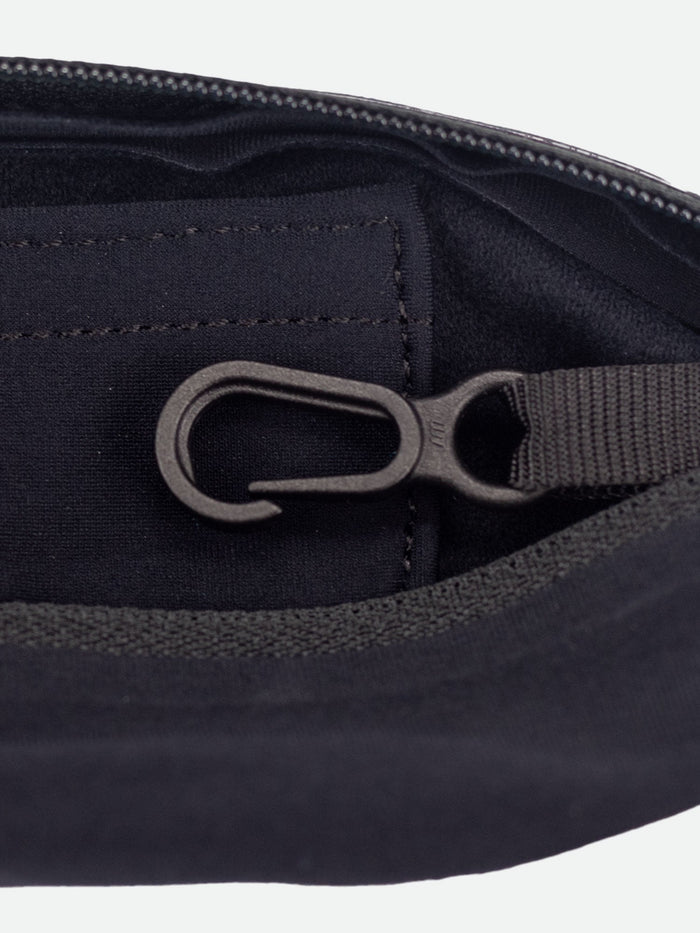 color:Black||seo:Mirage Pack Adjustable Belt - Black - Detail View of Key Clip