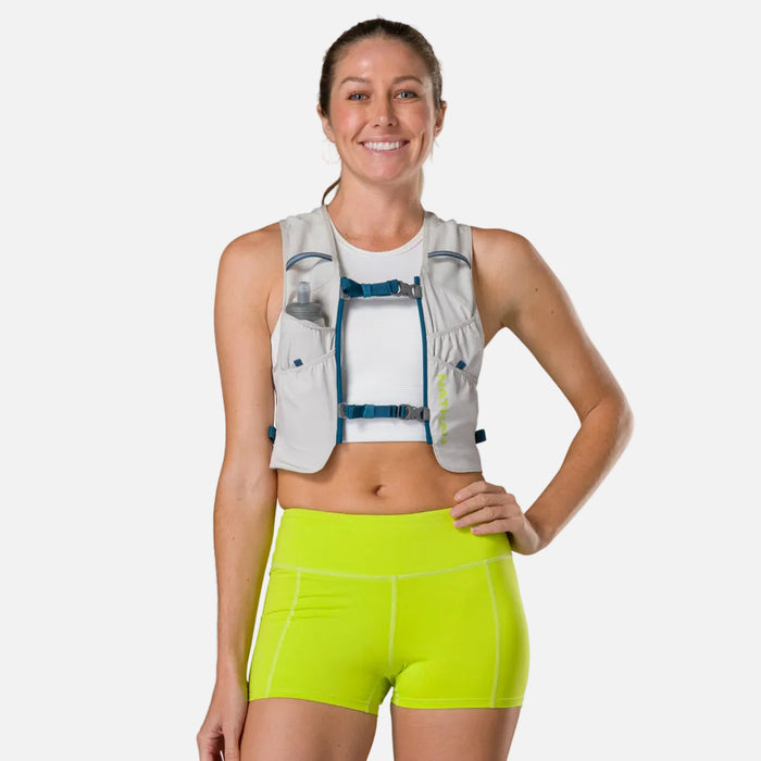 color:Vapor Grey||seo:Nathan Pinnacle FeatherLite 1.5 Liter Unisex Hydration Vest - Vapor Grey -  Female Runner Front View