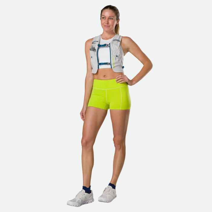 color:Vapor Grey||seo:Nathan Pinnacle FeatherLite 1.5 Liter Unisex Hydration Vest - Vapor Grey - Female Runner Three Quarter View