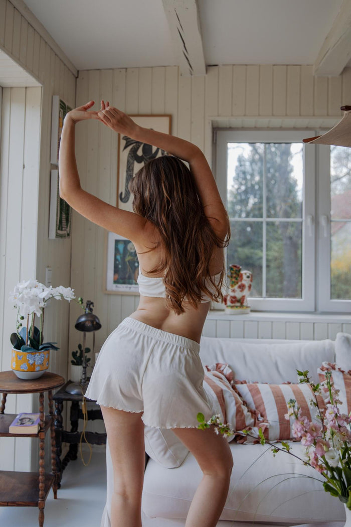 Elfenbein kurze Hose von Coco Malou mit Wellensaum