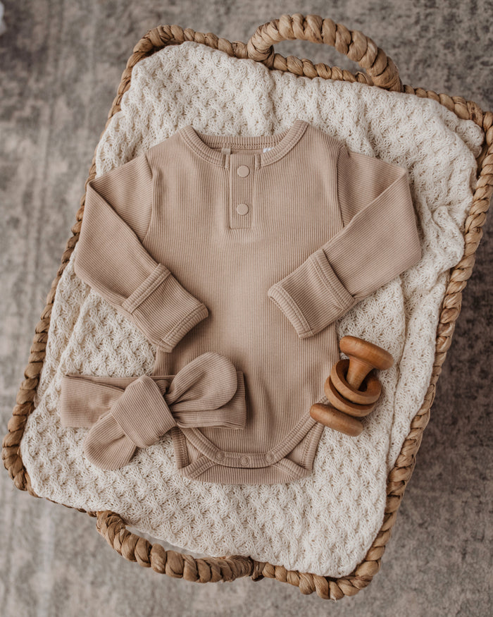 Snuggle Hunny Organic Ribbed Long Sleeve Bodysuit - Pebble
